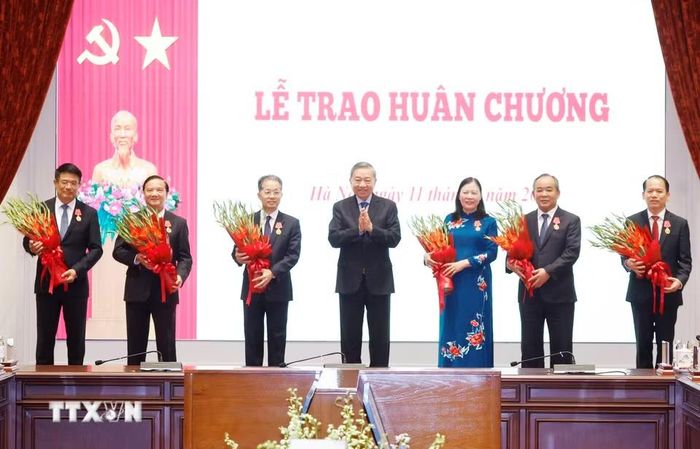 Tổng Bí thư, Chủ tịch nước Tô Lâm trao tặng Huân chương Lao động hạng Nhất, hạng Nhì cho các cá nhân vì có thành tích xuất sắc trong công tác cải cách tư pháp. (Ảnh: Thống Nhất/TTXVN)