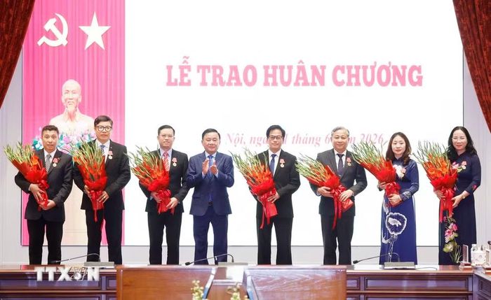 Đồng chí Trần Cẩm Tú, Ủy viên Bộ Chính trị, Thường trực Ban Bí thư trao tặng Huân chương Lao động hạng ba cho 7 cá nhân có thành tích xuất sắc trong công tác cải cách tư pháp. (Ảnh: Thống Nhất/TTXVN)