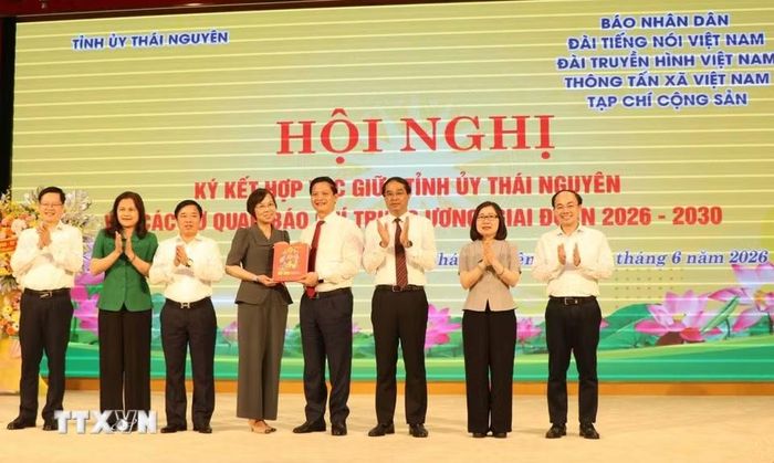 Ban lãnh đạo Thông tấn xã Việt Nam tặng quà cho lãnh đạo tỉnh Thái Nguyên. (Ảnh: Trần Trang/TTXVN)