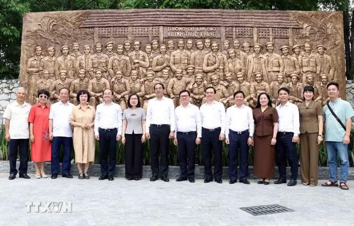 Các đại biểu tại Trường Dạy làm báo Huỳnh Thúc Kháng. (Ảnh: Trần Trang/TTXVN)