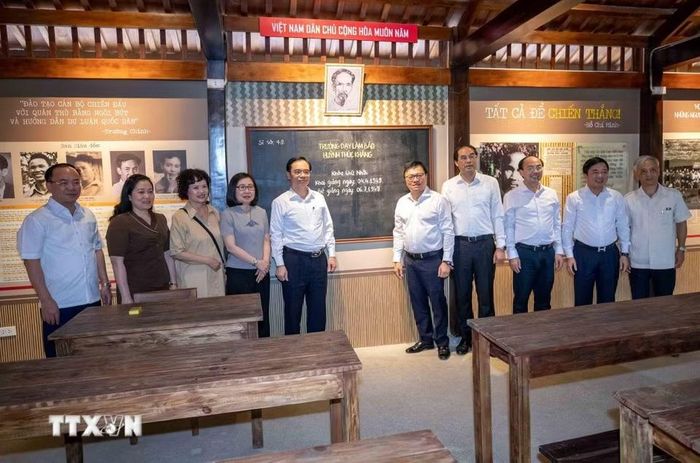 Các đại biểu tham quan Trường Dạy làm báo Huỳnh Thúc Kháng. (Ảnh: Trần Trang/TTXVN)