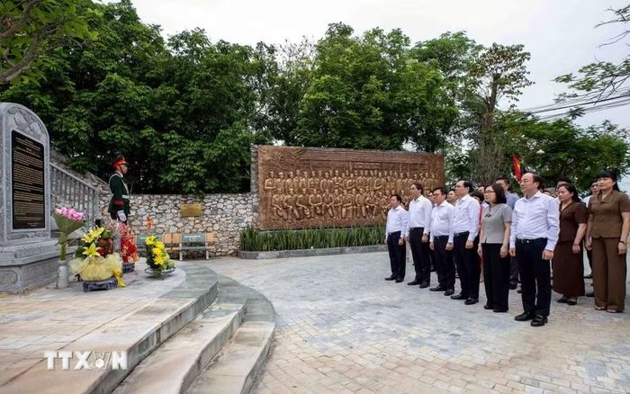 Các đại biểu dâng hương tại Trường Dạy làm báo Huỳnh Thúc Kháng. (Ảnh: Trần Trang/TTXVN)