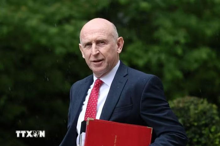 Bộ trưởng Quốc phòng Anh John Healey tới dự cuộc họp nội các tuần ở London, ngày 2/6. (Ảnh: Anadolu Agency/TTXVN)