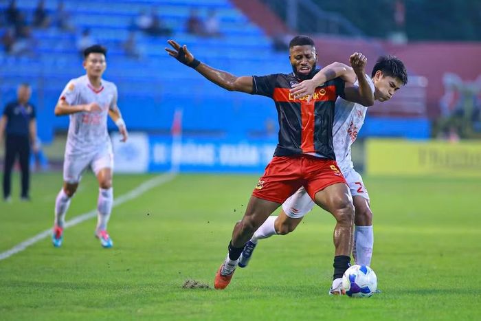 Tiền đạo Fred Friday (áo đen) thể hiện sự vượt trội so với tuyến giữa của Thể Công-Viettel. (Ảnh: CLBNinhBinh)