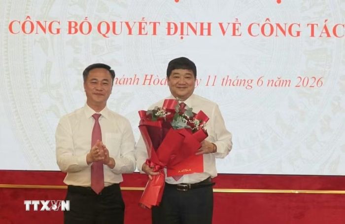 Ông Nguyễn Việt Hùng, Chủ tịch UBND tỉnh trao Quyết định cho ông Phạm Hoài Trung, Phụ trách Hội đồng thành viên giữ chức Chủ tịch Hội đồng thành viên Tổng Công ty Khánh Việt (Khatoco). (Ảnh: Xuân Triệu/TTXVN)