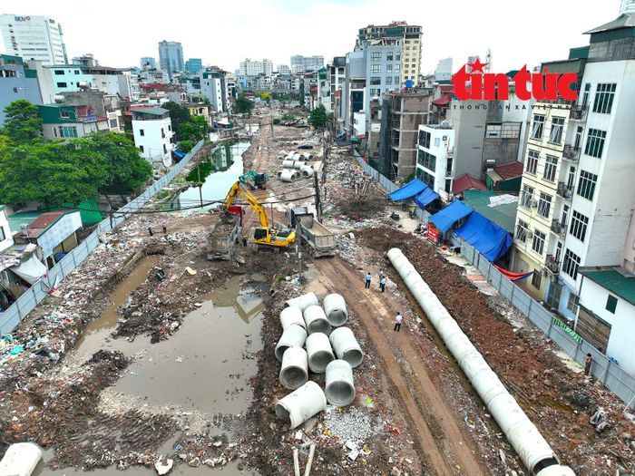 Đoạn từ đường Cầu Giấy đến Khu đô thị mới Dịch Vọng dài 420 m đã hoàn thành công tác giải phóng mặt bằng và đang tổ chức thi công hạng mục cống thoát nước.