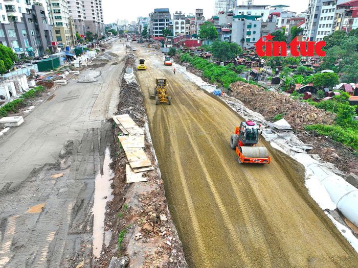 Trên công trường, nhà thầu huy động nhiều máy ủi, xe lu để san gạt mặt bằng, lu lèn nền đường, tạo tiền đề cho công tác thảm nhựa asphalt trong thời gian tới.