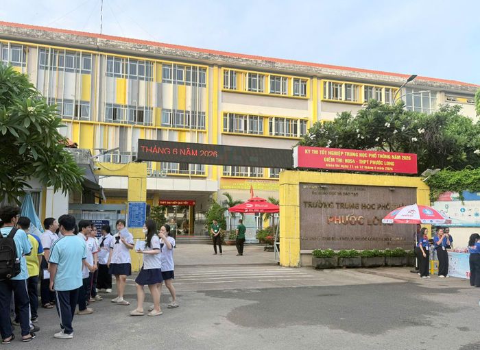 Sáng 11/6, hơn 142.000 thí sinh tại TP Hồ Chí Minh đã đến các điểm dự thi tốt nghiệp THPT Quốc gia năm 2026. Tại các điểm thi, các đội hình Tiếp sức mùa thi cũng có mặt để hỗ trợ và tiếp thêm tinh thần cho sĩ tử.