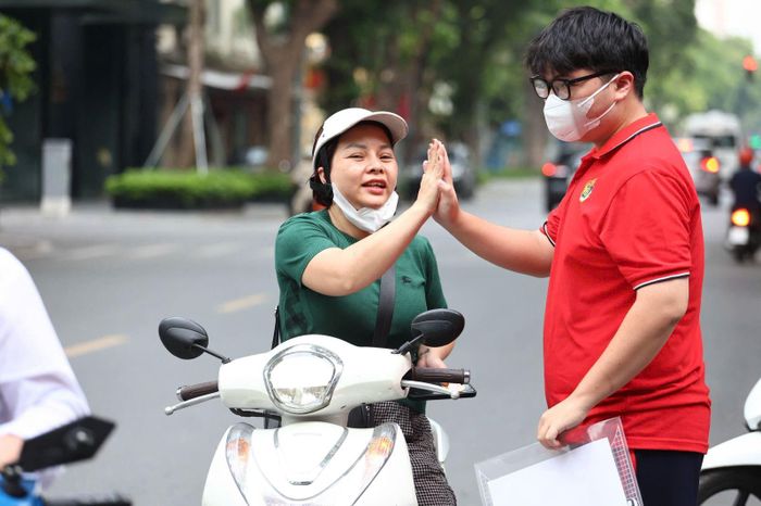 Phụ huynh động viên con tự tin bước vào kỳ thi.
