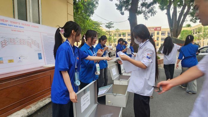 Khu vực để đồ dùng của thí sinh.