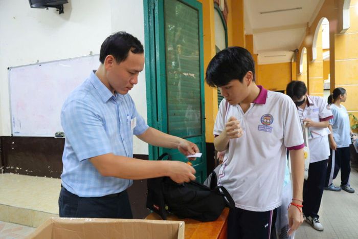 Các thí sinh làm thủ tục để vào phòng thi.