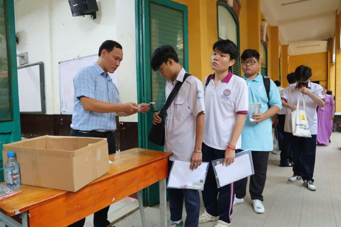 Các thí sinh tại TP Hồ Chí Minh làm thủ tục để làm bài thi môn Ngữ văn sáng 11/6.