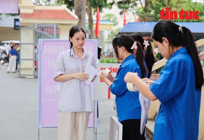 Lực lượng tình nguyện viên hỗ trợ thí sinh.