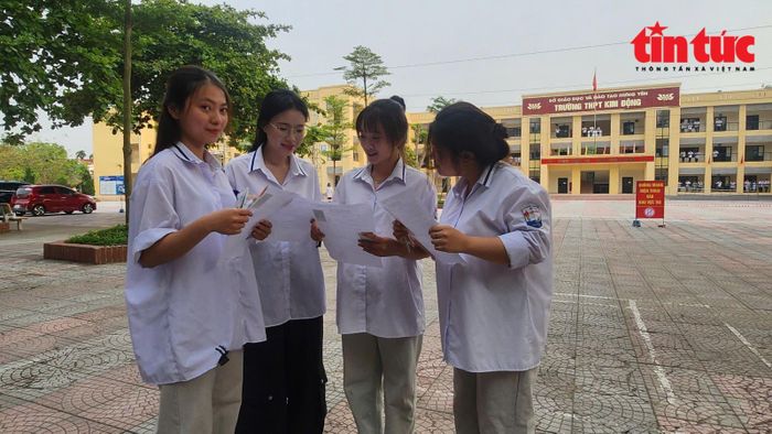 Thí sinh trao đổi trước khi vào phòng thi.