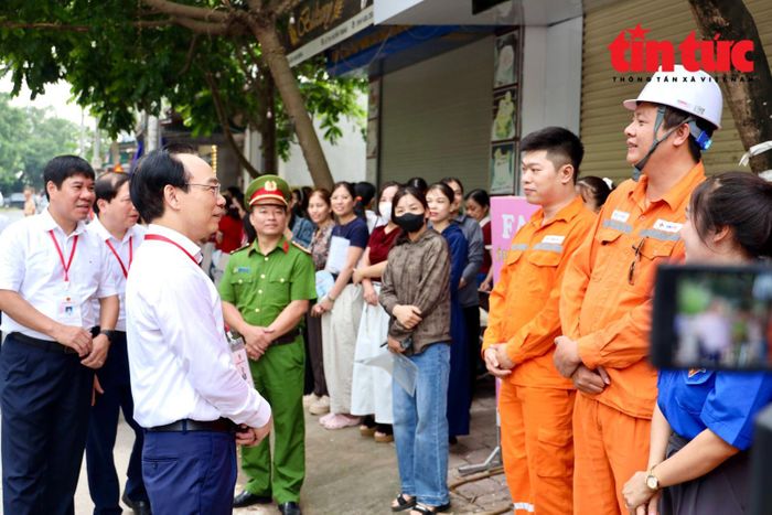 Sau khi kiểm tra điểm thi, động viên thí sinh, Bộ trưởng Bộ giáo dục và Đào tạo động viên lực lượng phục vụ kỳ thi như tình nguyện, an ninh, điện lực... Đồng thời, chia sẻ với các phụ huynh bên ngoài điểm thi.