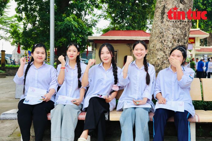 Nữ sinh tại điểm thi Trường THPT Kim Động quyết tâm, tự tin trước giờ thi môn Ngữ văn.