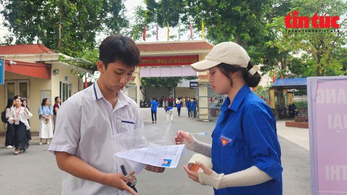 Thí sinh kiểm tra giấy tờ trước khi vào phòng thi.