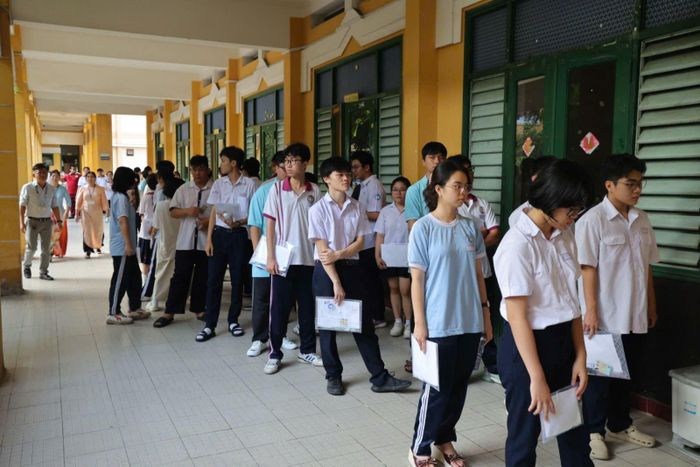 Khoảng 7 giờ, các thí sinh bắt đầu chờ điểm danh tại các phòng thi.