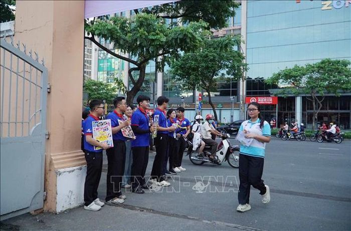 Thí sinh dự thi tại điểm thi Trường THPT Chuyên Lê Hồng Phong. Ảnh: Thu Hoài/TTXVN