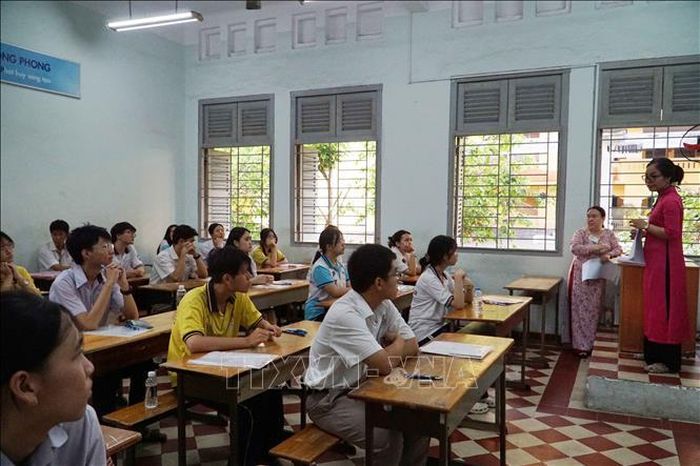 Cán bộ coi thi lưu ý thí sinh về các quy định của kỳ thi. Ảnh: Thu Hoài/TTXVN