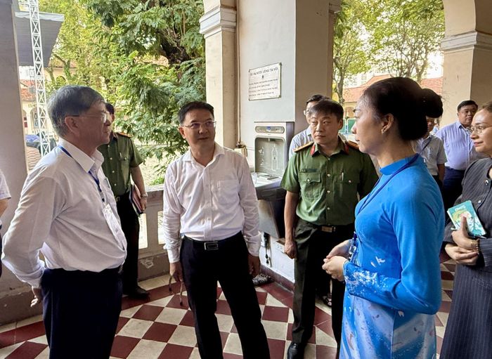 Phó Chủ tịch UBND TP Hồ Chí Minh Nguyễn Mạnh Cường cùng Giám đốc Sở Giáo dục và Đào tạo TP Hồ Chí Minh Nguyễn Văn Hiếu kiểm tra công tác chuẩn bị tại điểm thi trường THPT chuyên Lê Hồng Phong.