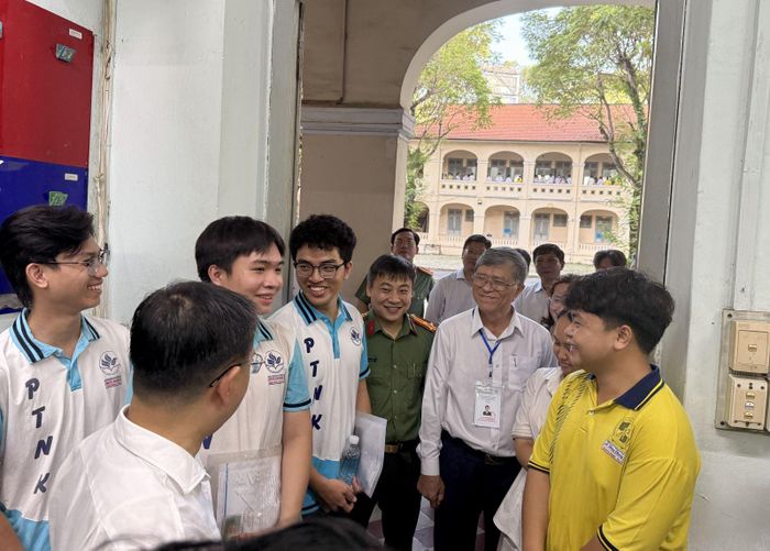 Lãnh đạo Thành phố trò chuyện cùng các em trước giờ làm bài thi môn Văn.