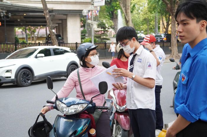 Một phụ huynh dặn dò con trước khi vào phòng tại điểm thi Trường THPT Phan Đình Phùng, Hà Nội.