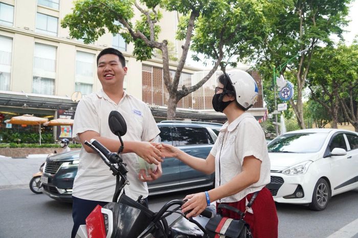 Một phụ huynh lưu luyến chia tay con tại điểm thi Trường THPT Phan Đình Phùng, Hà Nội.