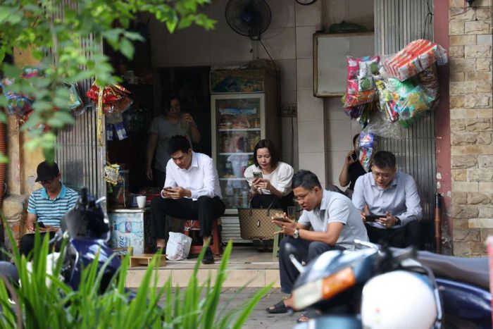 Hình ảnh cha mẹ lặng lẽ ngồi chờ con tại các quán cà phê, trà đá vỉa hè xung quanh các điểm thi đã trở thành nét quen thuộc mỗi mùa thi.