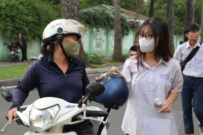 Một phụ huynh chia tay con trước khi vào điểm thi Trường THPT Trưng Vương, TP Hồ Chí Minh.