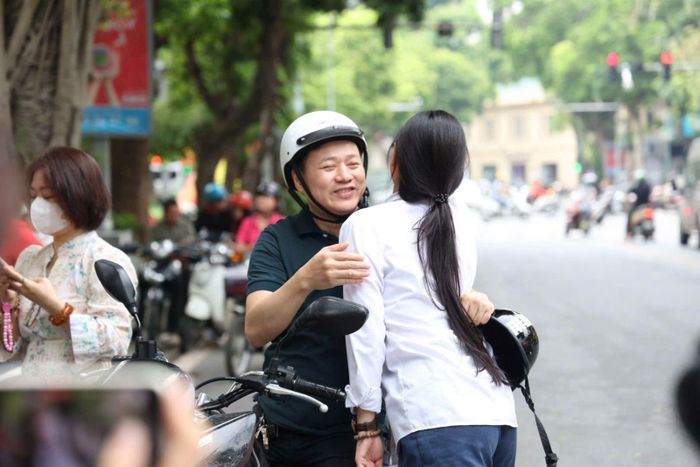Những cái bắt tay, cái ôm kèm lời chúc may mắn của cha mẹ tiếp thêm tự tin cho thí sinh trong ngày thi đầu tiên.