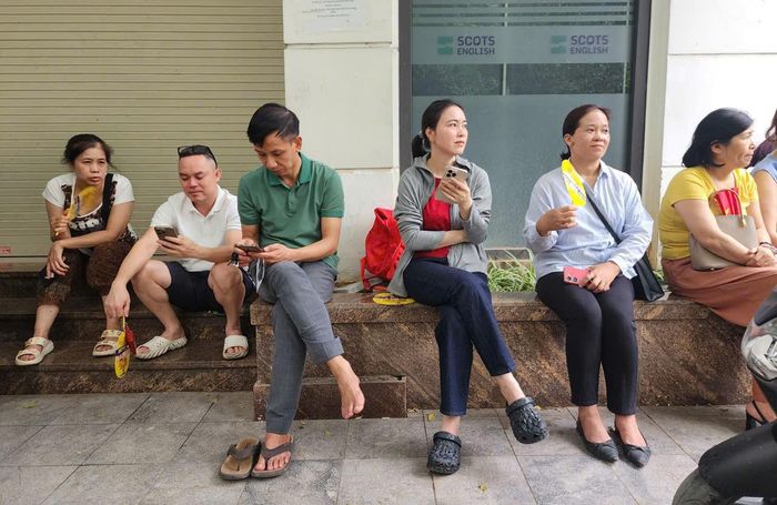 Tại điểm thi này, các phụ huynh đồng hành cùng các con từ sáng sớm.