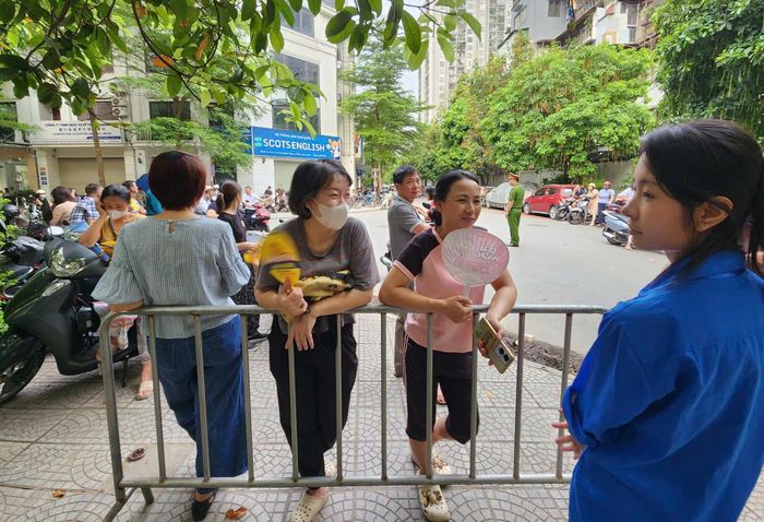 Nhiều phụ huynh đã ở lại trò chuyện và cùng nhau chờ con tại điểm thi Trường THCS Thanh Xuân Trung, Hà Nội.