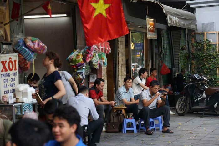 Sau những ngày nắng nóng đầu hè, sáng nay thời tiết Hà Nội khá mát mẻ và dễ chịu khiến cho nỗi lo lắng của các phụ huynh cũng nhẹ nhàng hơn.