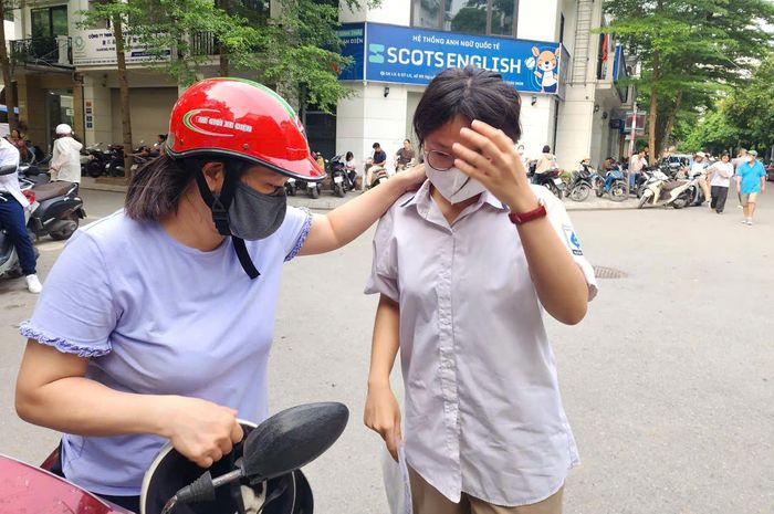 Phụ huynh động viên, dặn dò con trước khi bước vào phòng thi.