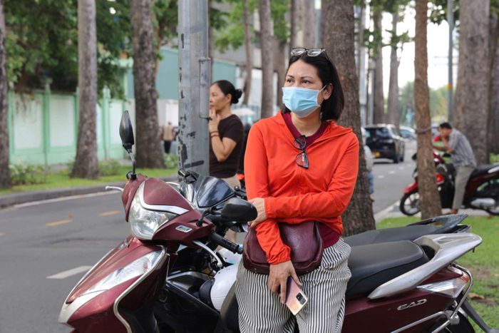 Những ánh mắt hồi hộp của phụ huynh luôn dõi theo các thí sinh.