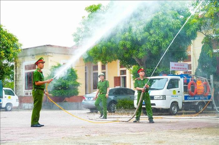 Hệ thống 2 vòi phun nước trang bị trên xe chữa cháy công cộng có thể phun xa từ 3-5m.