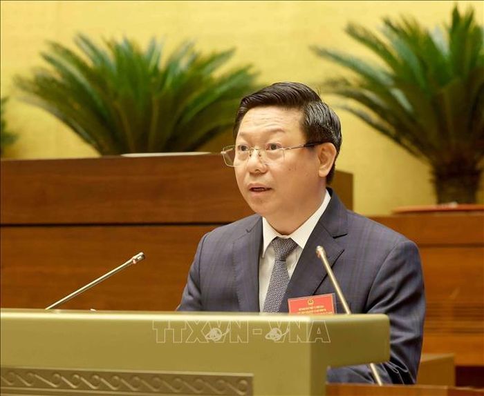 Đồng chí Trần Thanh Lâm, Ủy viên Trung ương Đảng, Phó Trưởng ban Tuyên giáo và Dân vận Trung ương thông qua chương trình hội nghị. Ảnh: Phương Hoa/TTXVN