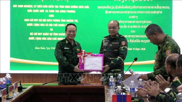 Ban Chỉ huy Bộ đội Biên phòng tỉnh Quảng Trị trao tặng Bộ Chỉ huy Quân sự tỉnh Khammuane 1.000 lít dầu diesel cùng nhiều phần quà phục vụ công tác phối hợp bảo vệ biên giới. Ảnh: TTXVN phát