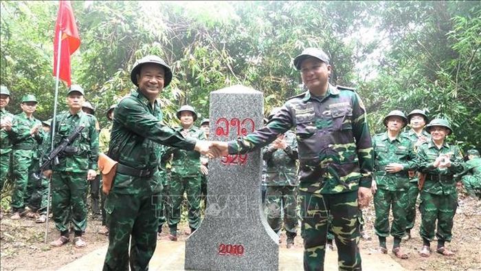 Hoạt động nhằm tăng cường phối hợp quản lý, bảo vệ đường biên, mốc quốc giới, giữ vững an ninh chính trị, trật tự an toàn xã hội khu vực biên giới và thúc đẩy quan hệ hữu nghị giữa hai địa phương. Ảnh: TTXVN phát