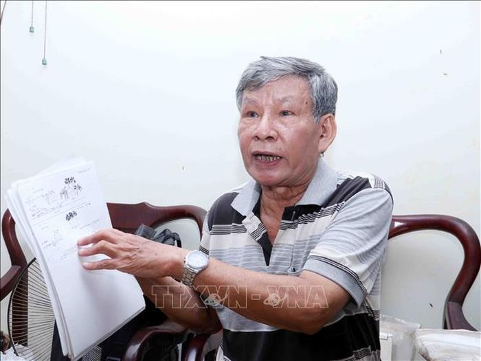 Ông Nguyễn Văn Tâm với cuốn sổ ghi chép mô tả địa hình qua những lần thực địa tìm hài cốt đồng đội.