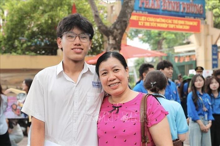 Thí sinh hoàn thành môn thi đầu tiên tại điểm thi Trường THPT Phan Đình Phùng (Hà Nội). Ảnh: Minh Quyết/TTXVN