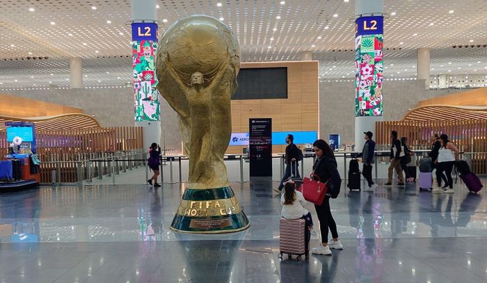Mô hình Cúp vàng World Cup 2026 tại Sân bay quốc tế Benito Júarez, thủ đô Mexico City, Mexico.Ảnh: Phi Hùng - PV TTXVN tại Mexico