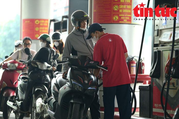 Người dân đã dần thích nghi với loại nhiên liệu mới.