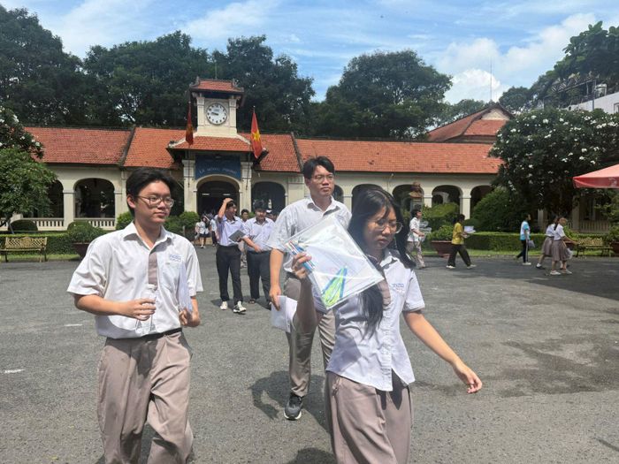 Các thí sinh dự thi môn Ngữ văn với thời gian làm bài 120 phút.