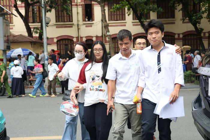 Các thí sinh đã dồn lực tập trung làm bài thi thật tốt.