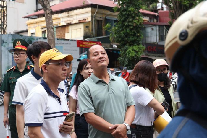Phụ huynh ngóng con ra về sau khi hoàn thành môn thi sáng 11/6.