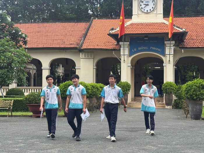 Những thí sinh đầu tiên hoàn thành xong môn Ngữ văn của điểm Lê Hồng Phong rời phòng thi.
