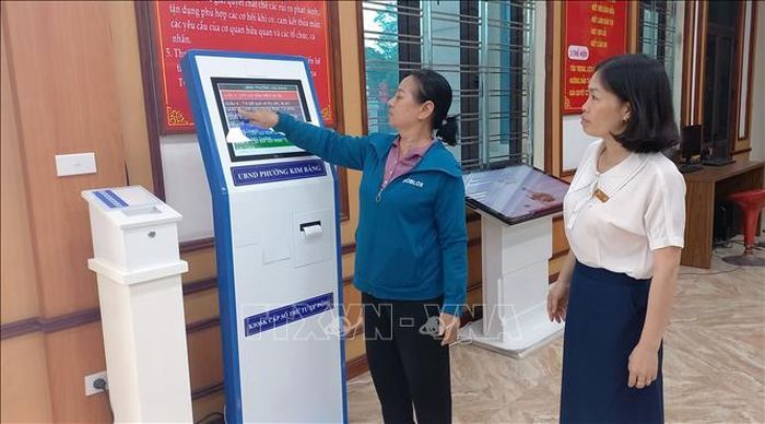 Người dân thực hiện đăng ký thủ tục hành chính qua hệ thống máy lấy số tự động, giúp quy trình tiếp nhận hồ sơ trở nên nhanh chóng và thuận tiện hơn.