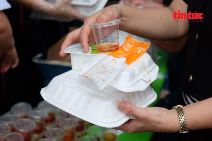 Mỗi suất cơm gửi gắm niềm tin, tình cảm của các nhà hảo tâm.